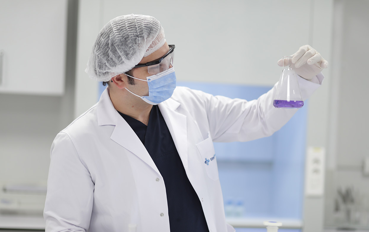 Dr. Balwi durante a sua investigação no laboratório da clínica Elithair.