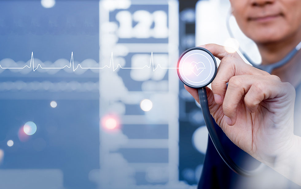 um médico durante a electrocardiografia de um paciente