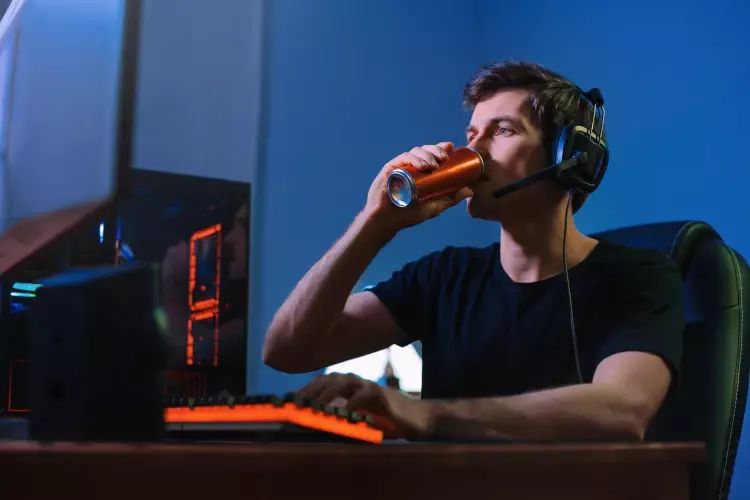 Um streamer a beber uma bebida energética