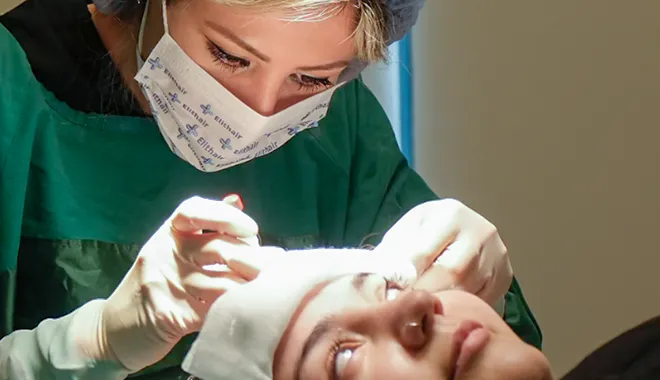 Realização de um transplante capilar num paciente na Elithair