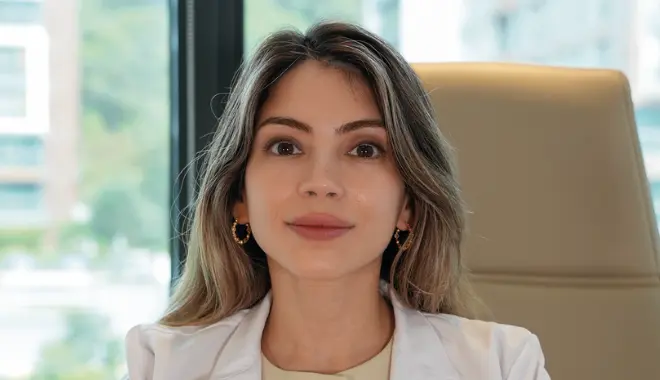 A Dra. Rabia no seu consultório na Elitklinik