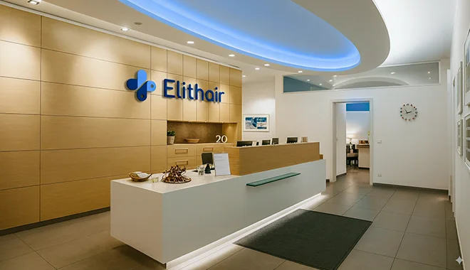 Vista interior da moderna clínica Elithair em Hanôver – com localização central e fácil acesso