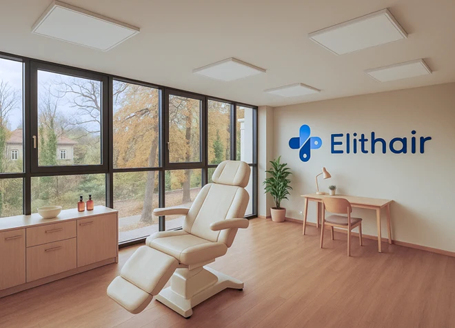 Vista interior da moderna clínica Elithair em Leipzig, localizada no centro médico da cidade