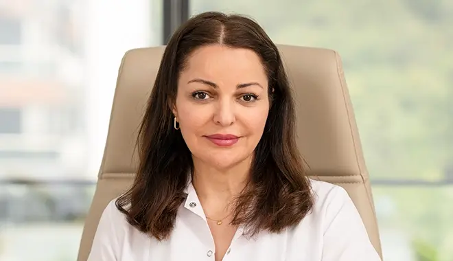 Dra Hazal Jafar no seu consultório dermatológico na Elitklinik