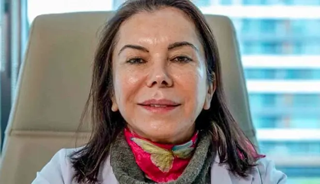 Dra Tevhide Bozkaya no seu consultório dermatológico na Elitklinik
