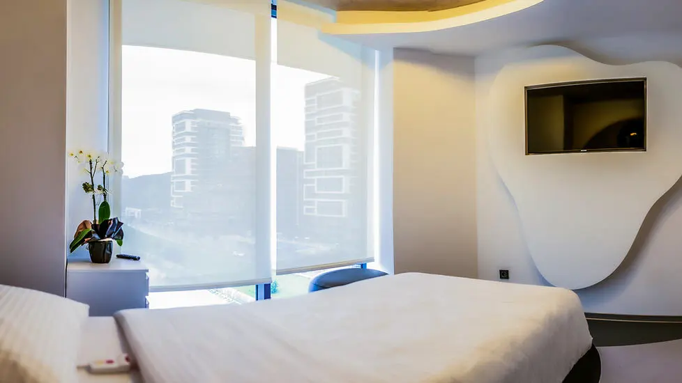 Interior de um dos quartos da Elitklinik situados diretamente dentro da clínica